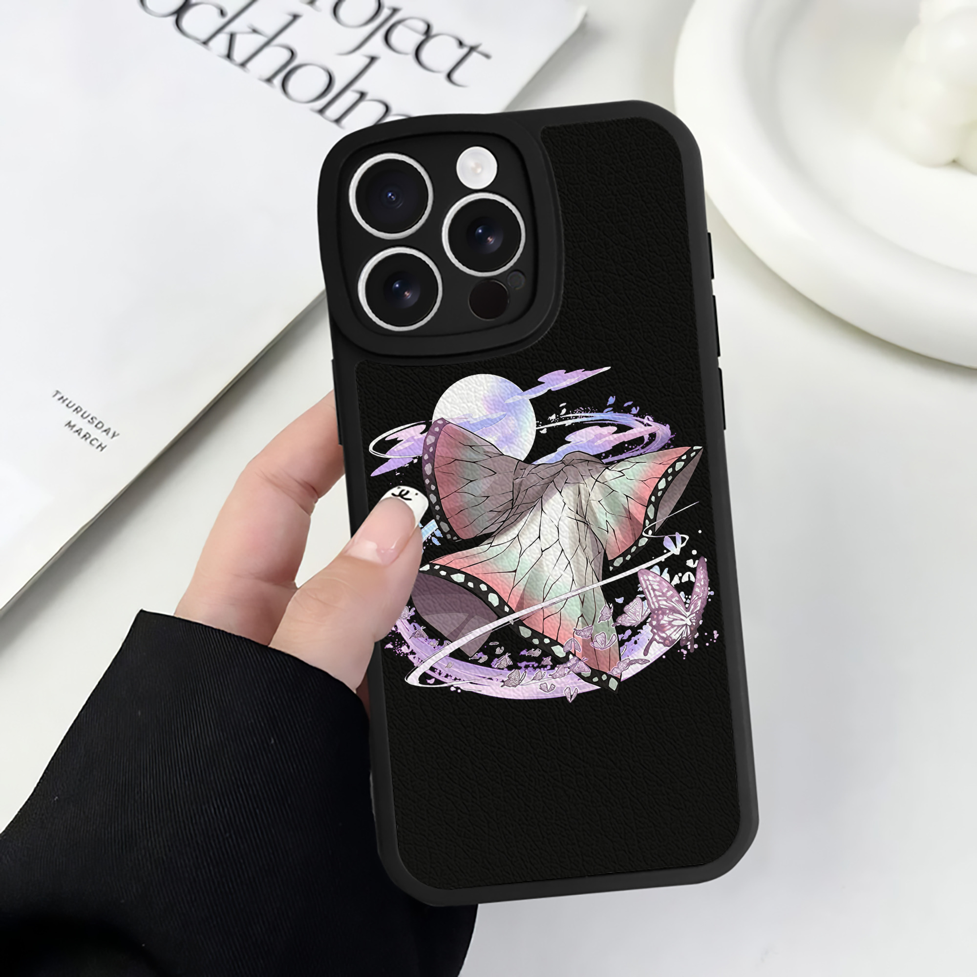 （画像用） 鬼滅の刃（きめつのやいば）蟲柱-胡蝶 しのぶ／こちょう しのぶ Kochou Shinobu 【iPhone 16シリーズ対応】シリコンスマホケース（レザー調） 材質：シリコン
